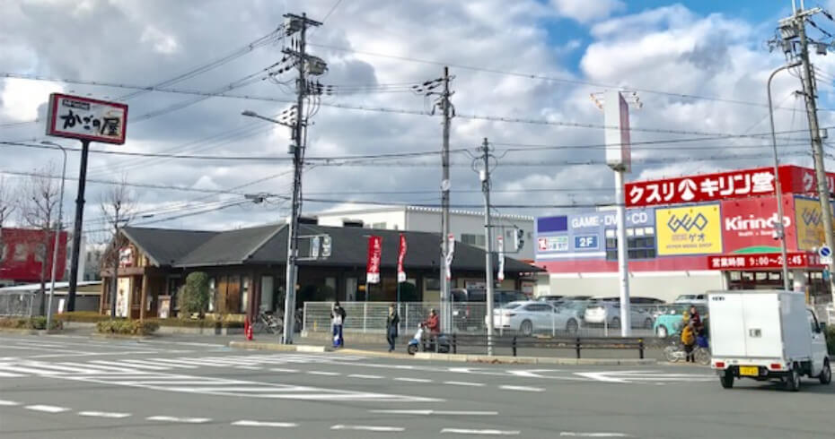 ファミリーレストラン、ドラッグストア