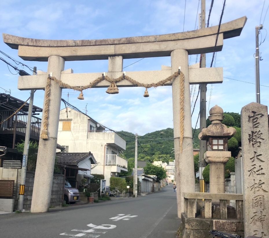 街中の鳥居